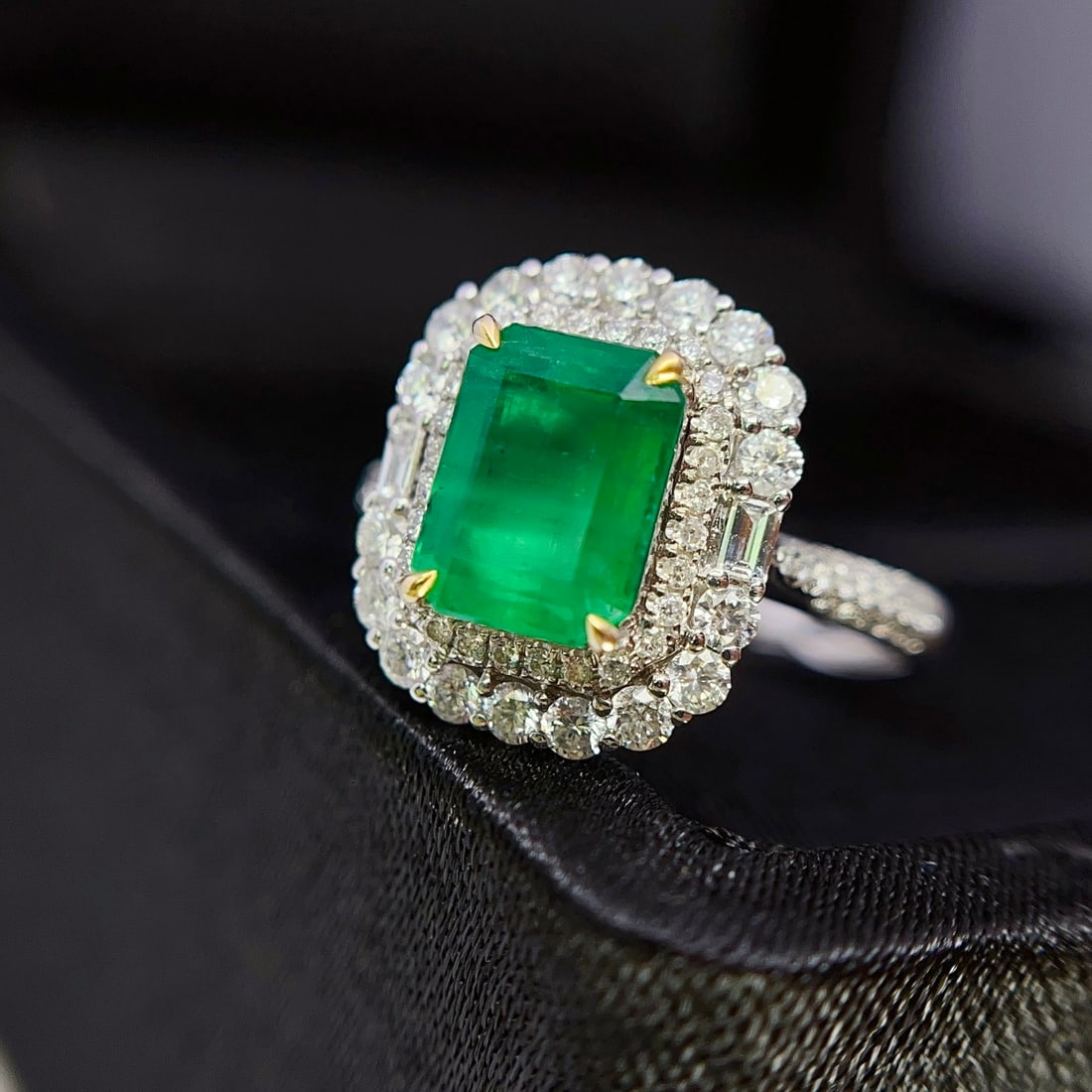 14k Gold 4.07 Ctw Vivid Green Natural Emerald & Diamond Ring - 6