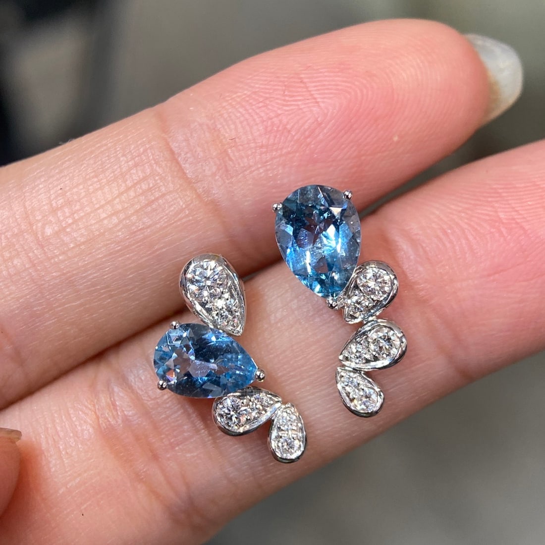 14k Gold 1.62 Ctw Natural Aquamarine & Diamond Earrings: Ref:231150437 // gold content:14k gold // main gemstone:aquamarine // shape:pear // carat weight:1. 32ct // color:blue // treatment:natural // // adjacent gemstone 2 : diamond // shape:round // carat