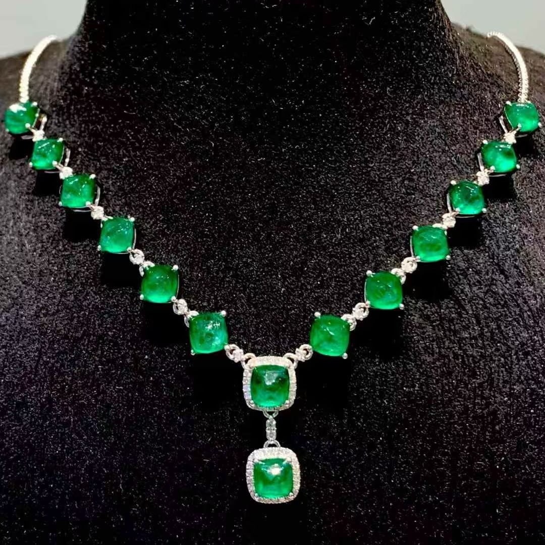 14k Gold 7.8 Ct Natural Emerald & Diamond Necklace: Ref:231151001 // gold content:14k gold // main gemstone:emerald // shape:sugar-loaf // carat weight:7. 8ct // color:green // treatment:natural // // adjacent gemstone 2 : diamond // shape:round //