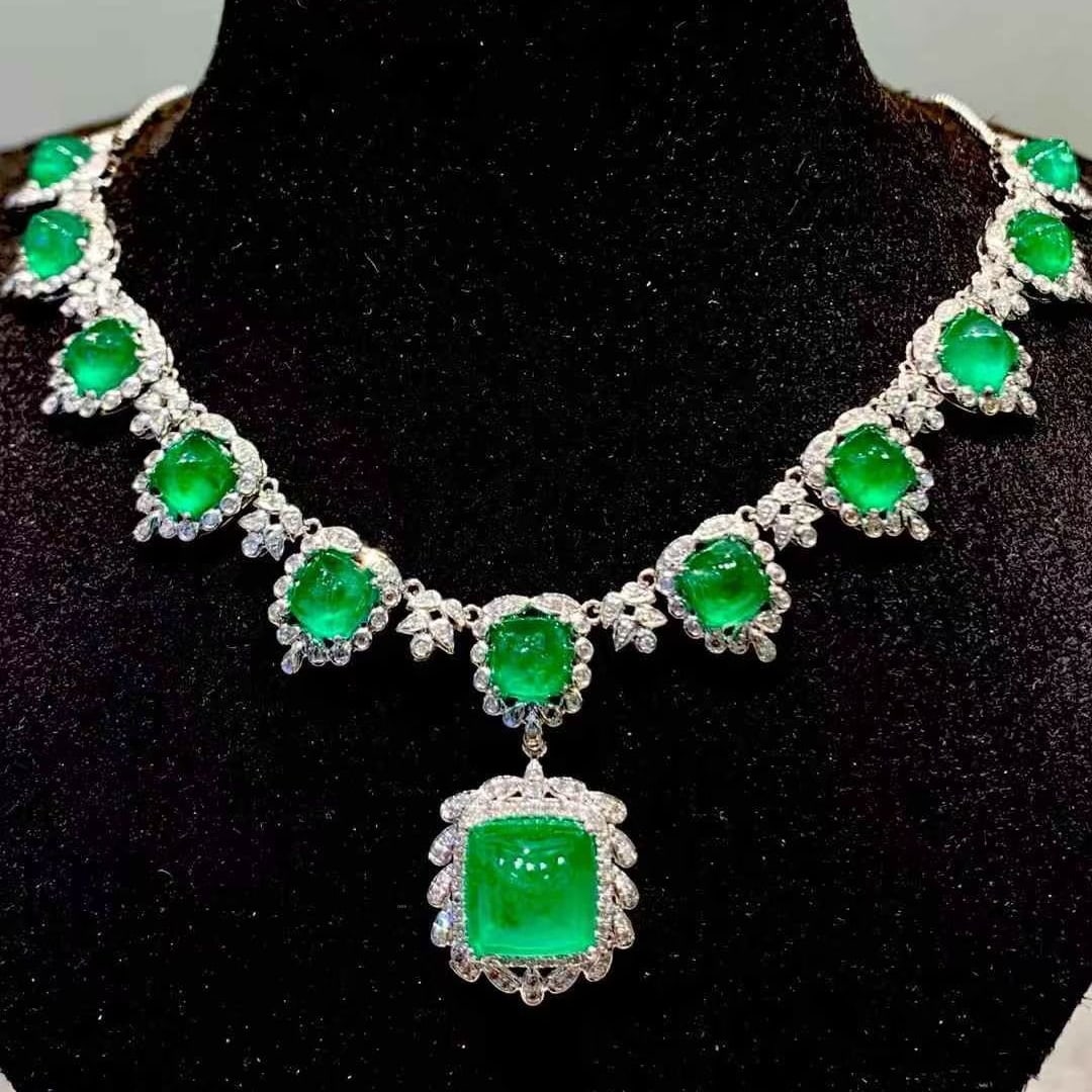 14k Gold 13.02 Ct Natural Emerald & Diamond Necklace: Ref:231151032 // gold content:14k gold // main gemstone:emerald // shape:sugar-loaf // carat weight:13. 02ct // color:green // treatment:natural // // adjacent gemstone 2 : diamond // shape:round // c