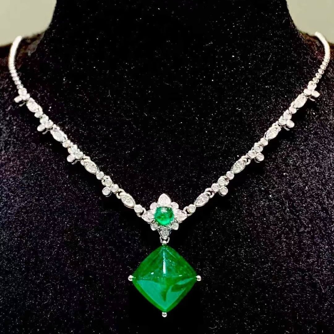 14k Gold 5.8 Ct Natural Emerald & Diamond Necklace: Ref:231151073 // gold content:14k gold // main gemstone:emerald // shape:sugar-loaf // carat weight:5. 8ct // color:green // treatment:natural // // adjacent gemstone 2 : diamond // shape:round //