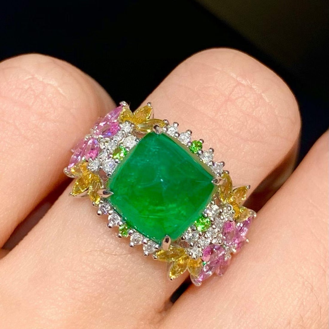 14k Gold 4.32 Ct Natural Emerald & Diamond Ring: Ref:231151120 // gold content:14k gold // ring size:7. 25us // // main gemstone:emerald // shape:sugar-loaf // carat weight:4. 32ct // color:green // treatment:natural // // adjacent gemstone 2 :