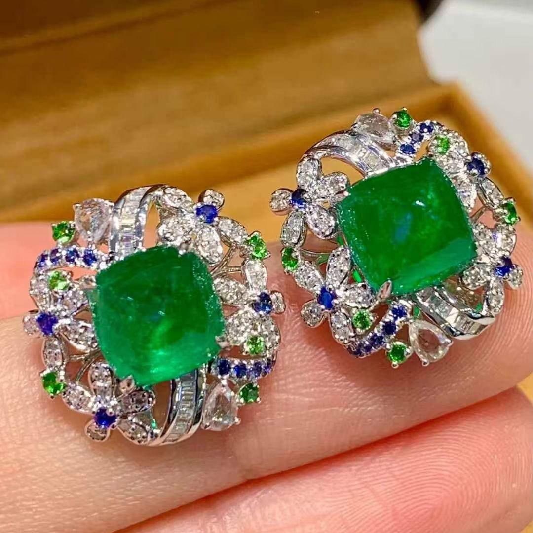 14k Gold 4.35 Ct Natural Emerald & Diamond Earrings: Ref:231151127 // gold content:14k gold // main gemstone:emerald // shape:sugar-loaf // carat weight:4. 35ct // color:green // treatment:natural // // adjacent gemstone 2 : diamond // shape:round // cl