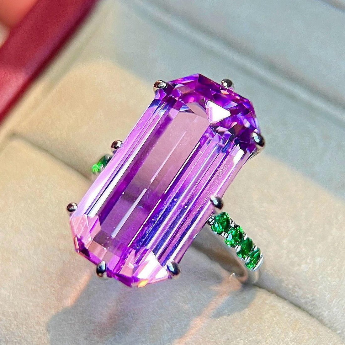 14k Gold 17.11 Ctw Natural Kunzite & Tsavorite Ring: Ref:231151178 // gold content:14k gold // ring size:7. 25us // // main gemstone:kunzite // shape:octagonal // carat weight:16. 71ct // color:purple // treatment:natural // // adjacent gemstone 2 :