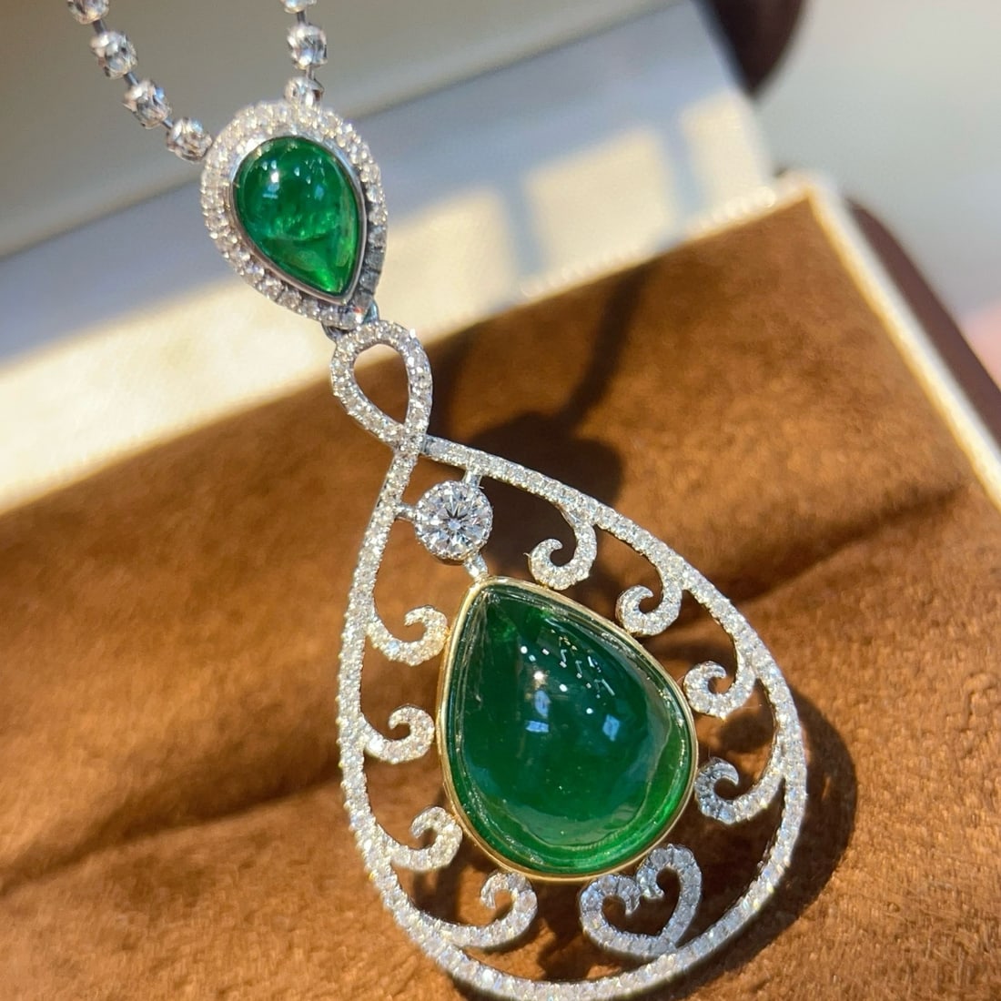 14k Gold 8.07 Ctw Natural Emerald & Diamond Pendant( Without Chain ): Ref:231151201 // gold content:14k gold // main gemstone:emerald // shape:pear // carat weight:7. 62ct // color:green // treatment:natural // // adjacent gemstone 2 : diamond // shape:round // carat we