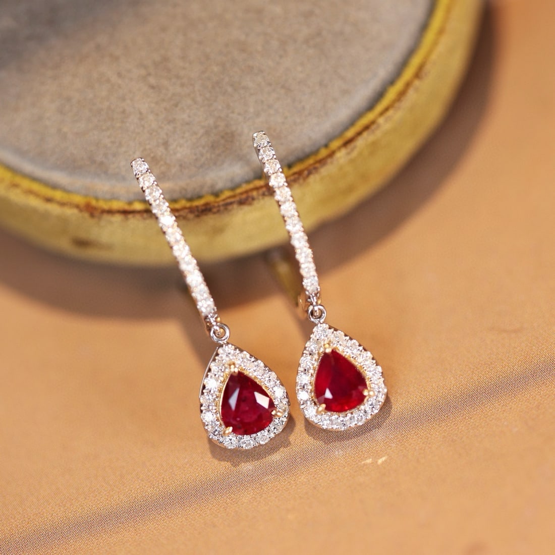 14k Gold 1.42 Ctw Natural Ruby & Diamond Earrings: Ref:231151204 // gold content:14k gold // main gemstone:ruby // shape:pear // carat weight:1ct // color:red // treatment:natural // // adjacent gemstone 2 : diamond // shape:round // carat weight:0.