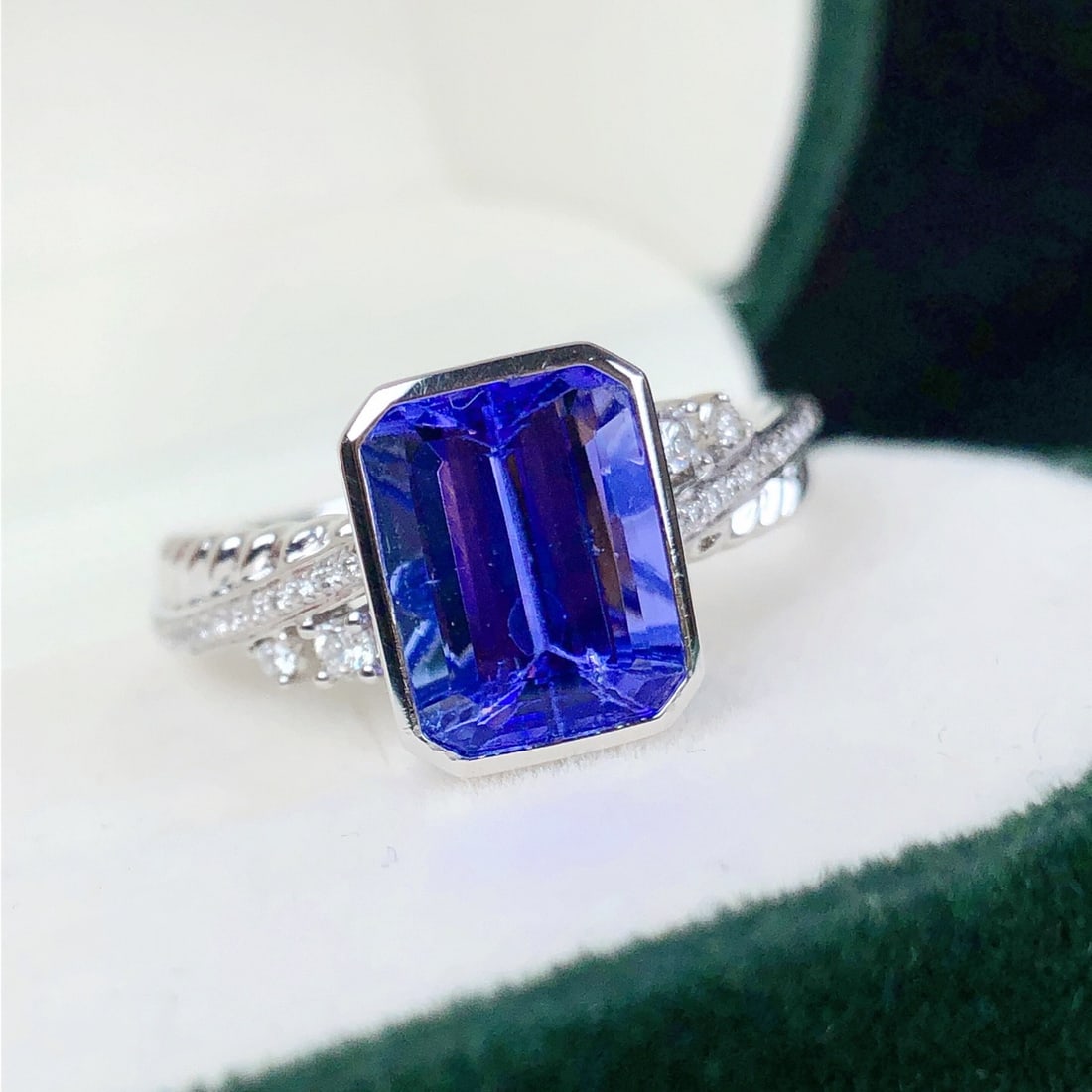 14k Gold 2.70 Ctw Natural Tanzanite & Diamond Ring: Ref:231152051 // gold content:14k gold // ring size:7. 25us // // main gemstone:tanzanite // shape:octagonal // carat weight:2. 56ct // color:blue // treatment:natural // // adjacent gemstone 2 :