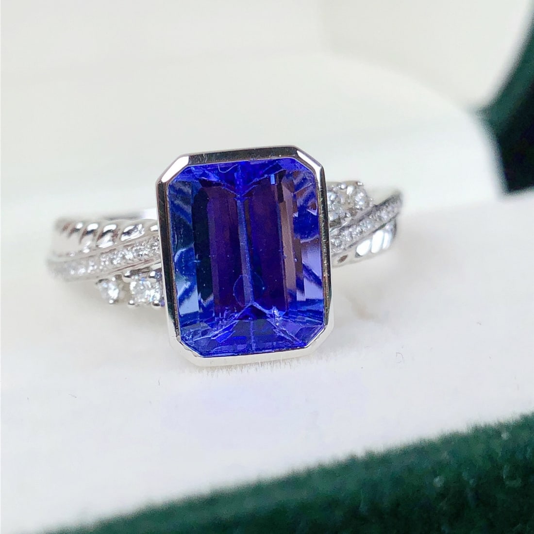 14k Gold 2.70 Ctw Natural Tanzanite & Diamond Ring - 4