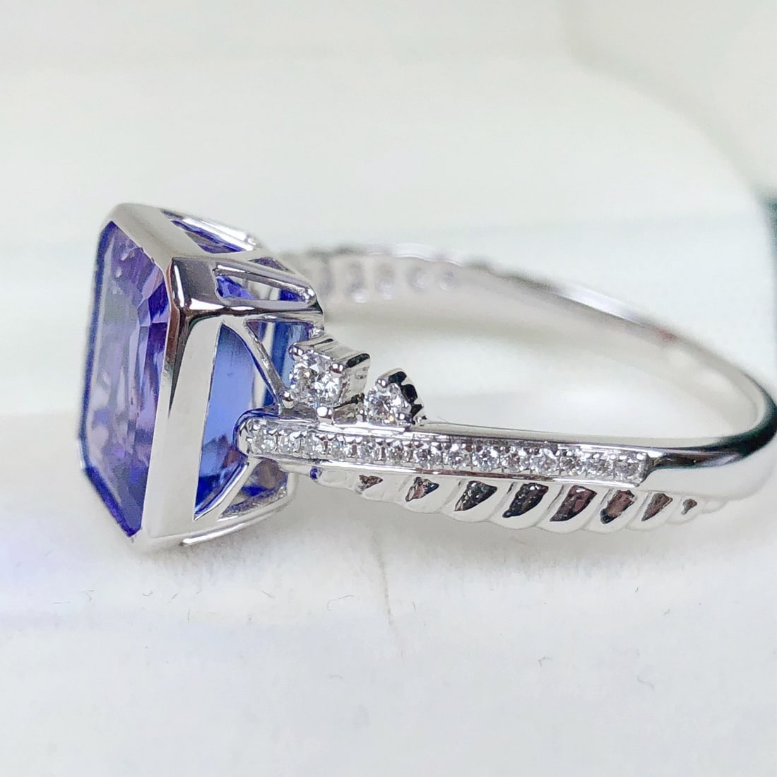 14k Gold 2.70 Ctw Natural Tanzanite & Diamond Ring - 6