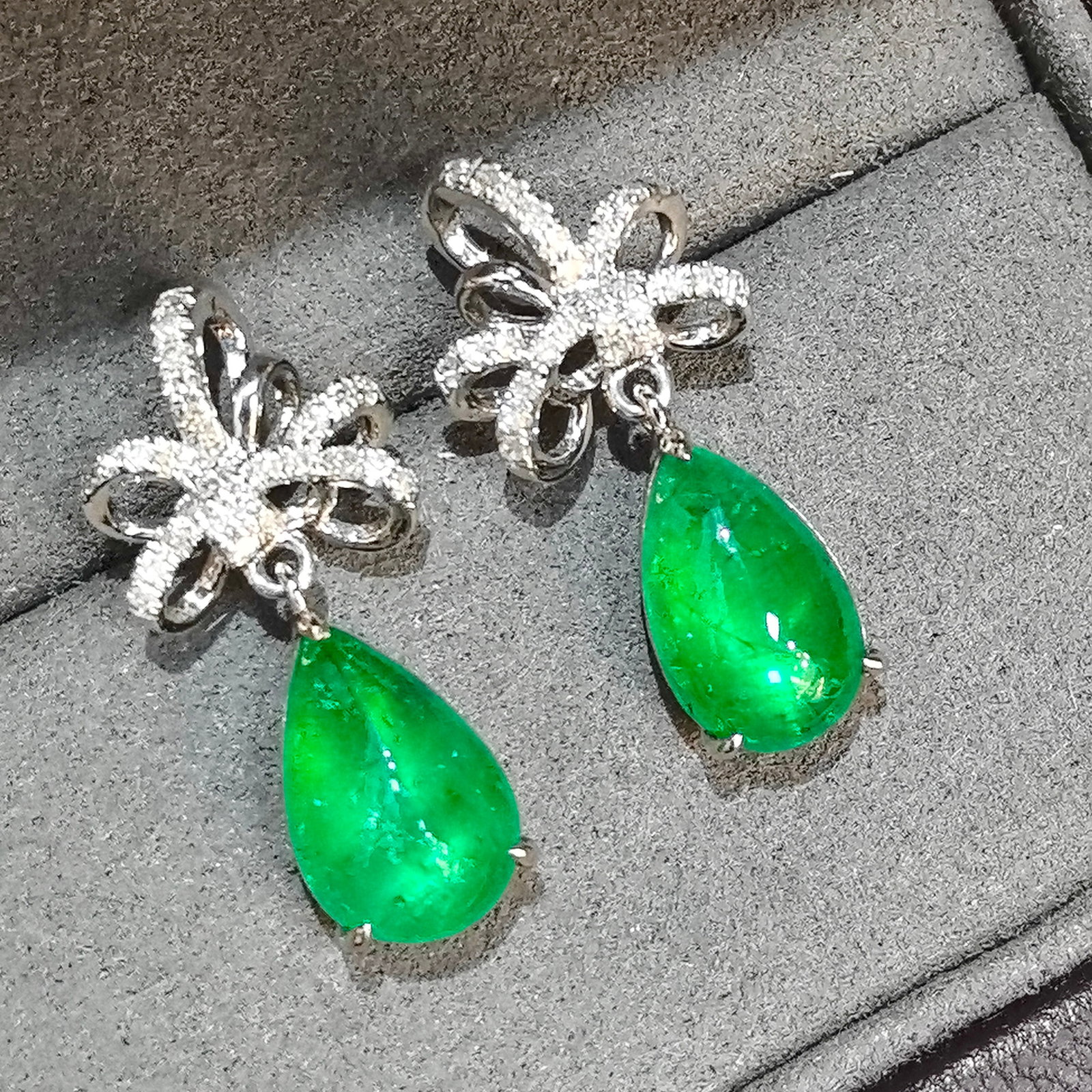 14k Gold 4.80 Ctw Vivid Green Natural Emerald & Diamond Earrings: Ref:231152068 // gold content:14k gold // main gemstone:emerald // shape:pear // carat weight:4. 60ct // color:vivid green // treatment:natural // // adjacent gemstone 2 : diamond // shape:round // ca