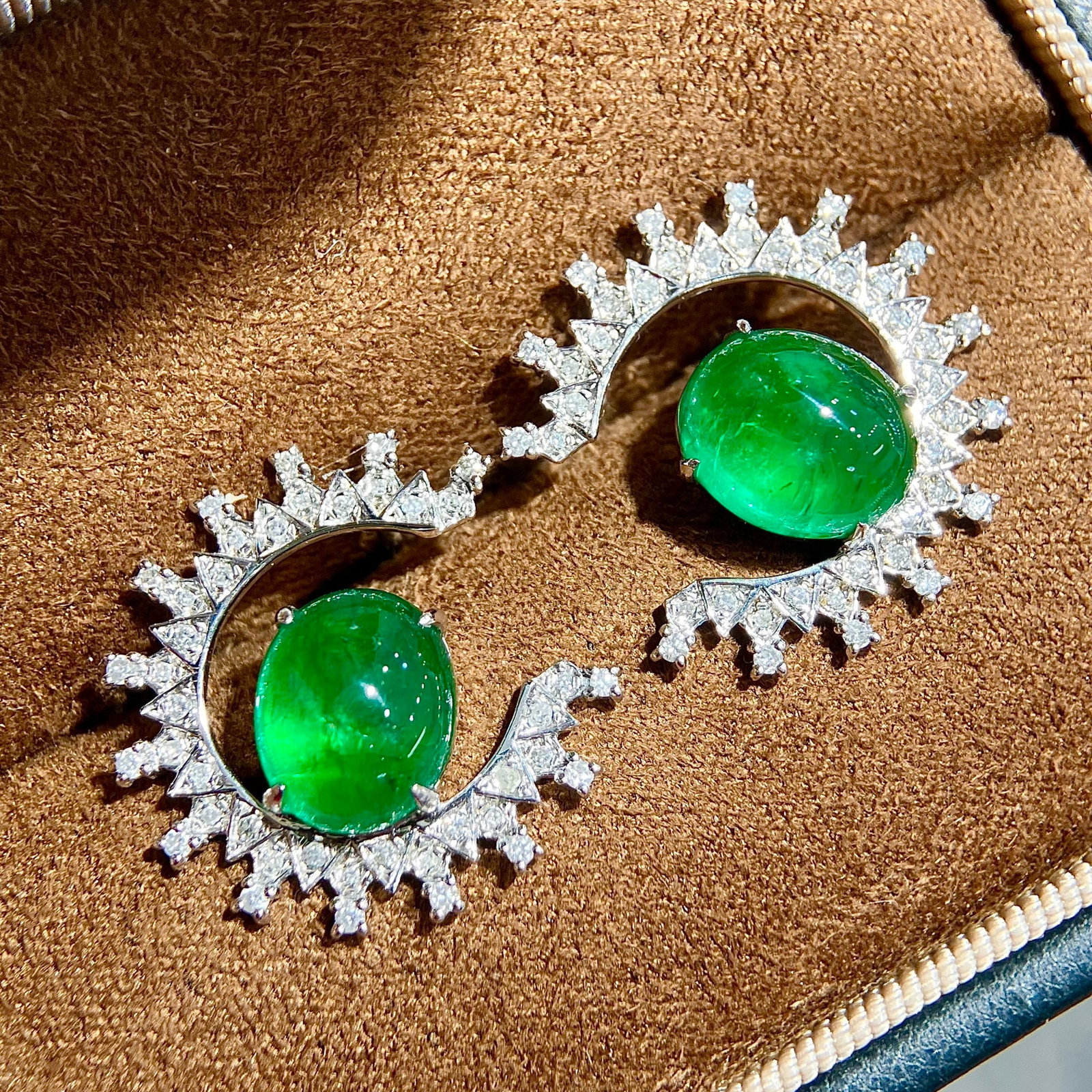 14k Gold 6.66 Ctw Vivid Green Natural Emerald & Diamond Earrings: Ref:231152080 // gold content:14k gold // main gemstone:emerald // shape:oval // carat weight:6. 23ct // color:vivid green // treatment:natural // // adjacent gemstone 2 : diamond // shape:round // ca
