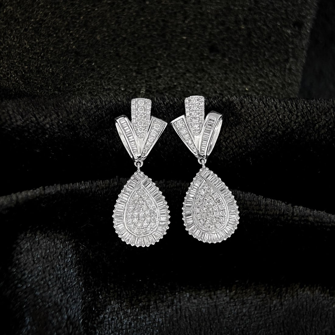 14k Gold 0.88 Ct Natural H Diamond Earrings: Ref:231152083 // gold content:14k gold // main gemstone:diamond // shape:multiple // carat weight:0. 88ct // clarity grade:vs-si // color:h // treatment:natural // Low Estimate: 3300 High Estimate: 50