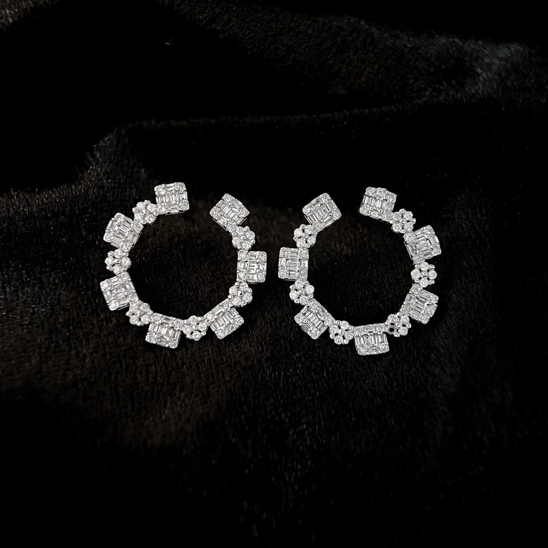 14k Gold 1 Ct Natural H Diamond Earrings: Ref:231152084 // gold content:14k gold // main gemstone:diamond // shape:multiple // carat weight:1ct // clarity grade:vs-si // color:h // treatment:natural // Condition: New High Estimate: 5000 Low