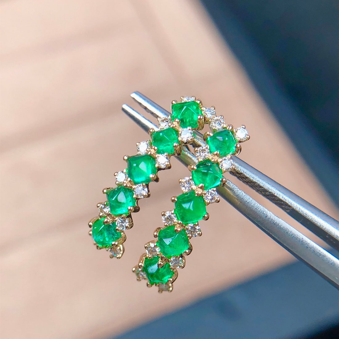14k Gold 1.05 Ct Natural Emerald & Diamond Earrings: Ref:231152099 // gold content:14k gold // main gemstone:emerald // shape:sugar-loaf // carat weight:1. 05ct // color:green // treatment:natural // // adjacent gemstone 2 : diamond // shape:round //
