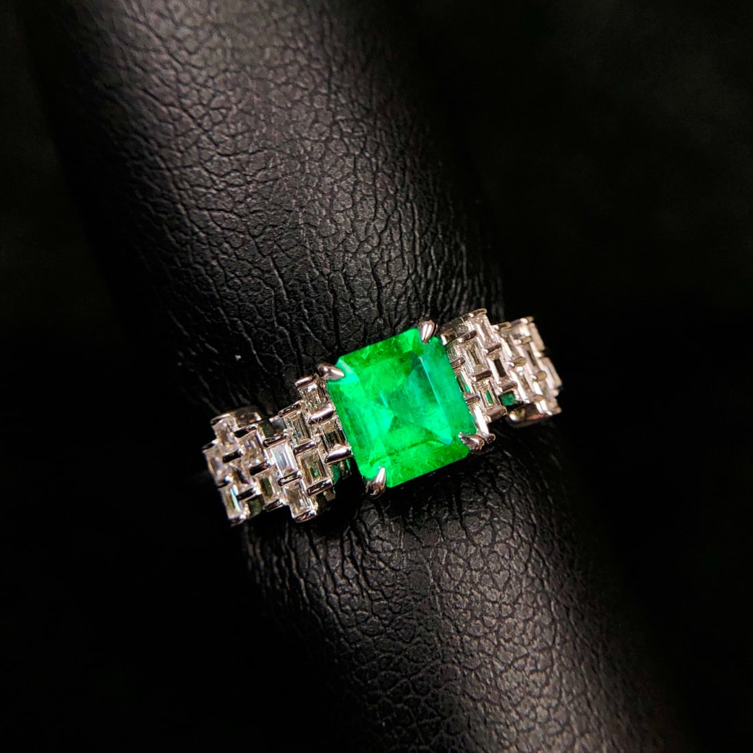 14k Gold 1.01 Ctw Natural Emerald & Diamond Ring: Ref:231152100 // gold content:14k gold // ring size:7. 25us // // main gemstone:emerald // shape:octagonal // carat weight:0. 80ct // color:green // treatment:natural // // adjacent gemstone 2 :
