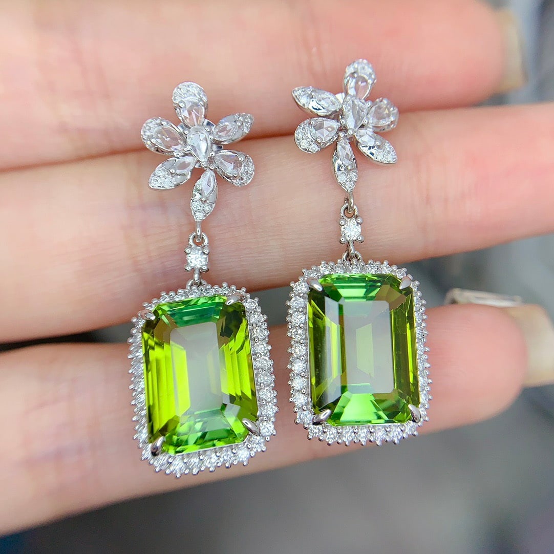 14k Gold 14.9 Ct Natural Tourmaline & Diamond Earrings: Ref:231152101 // gold content:14k gold // main gemstone:tourmaline // shape:octagonal // carat weight:14. 9ct // color:green // treatment:natural // // adjacent gemstone 2 : diamond // shape:multiple 