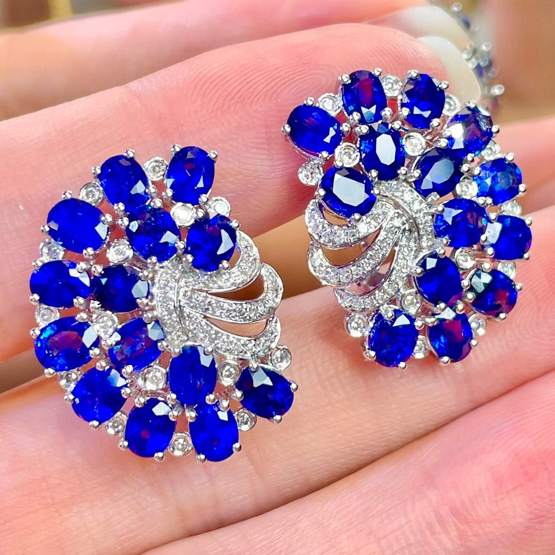 14k Gold 7 Ct Natural Sapphire & Diamond Earrings: Ref:231152126 // gold content:14k gold // main gemstone:sapphire // shape:oval // carat weight:7ct // color:blue // treatment:natural // // adjacent gemstone 2 : diamond // shape:round // clarity
