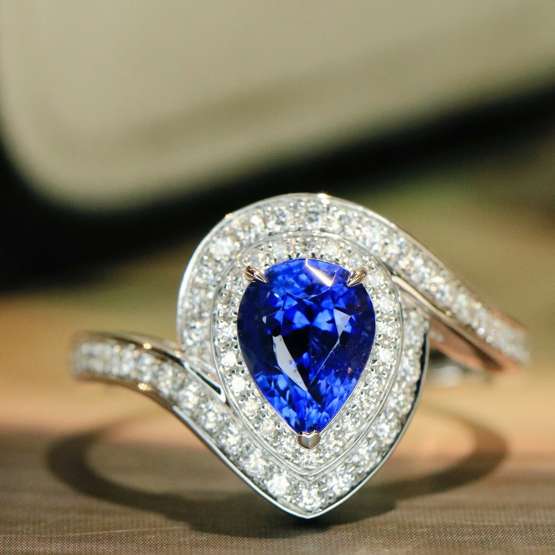 14k Gold 2.10 Ctw Natural Sapphire & Diamond Ring: Ref:231152127 // gold content:14k gold // ring size:7. 25us // // main gemstone:sapphire // shape:pear // carat weight:1. 72ct // color:blue // treatment:natural // // adjacent gemstone 2 : diamond //