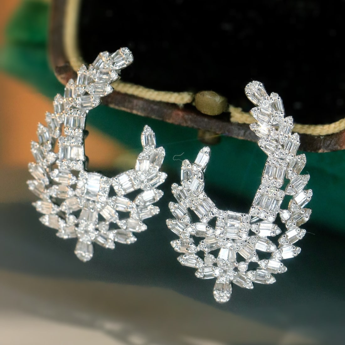 14k Gold 1.06 Ct Natural H Diamond Earrings: Ref:231152151 // gold content:14k gold // main gemstone:diamond // shape:multiple // carat weight:1. 06ct // clarity grade:vs-si // color:h // treatment:natural // Low Estimate: 4600 Condition: New Hi