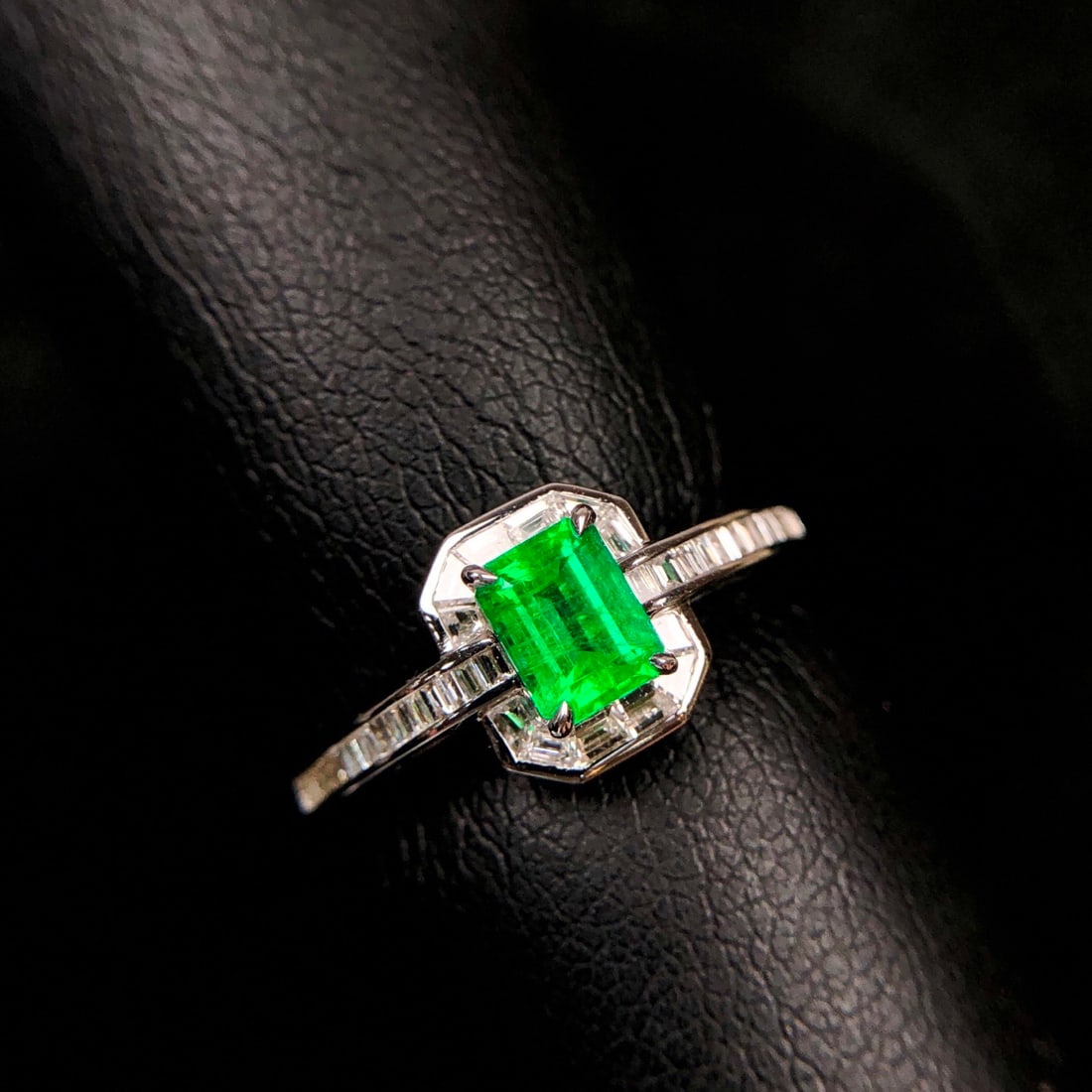 14k Gold 0.87 Ctw Natural Emerald & Diamond Ring - 2