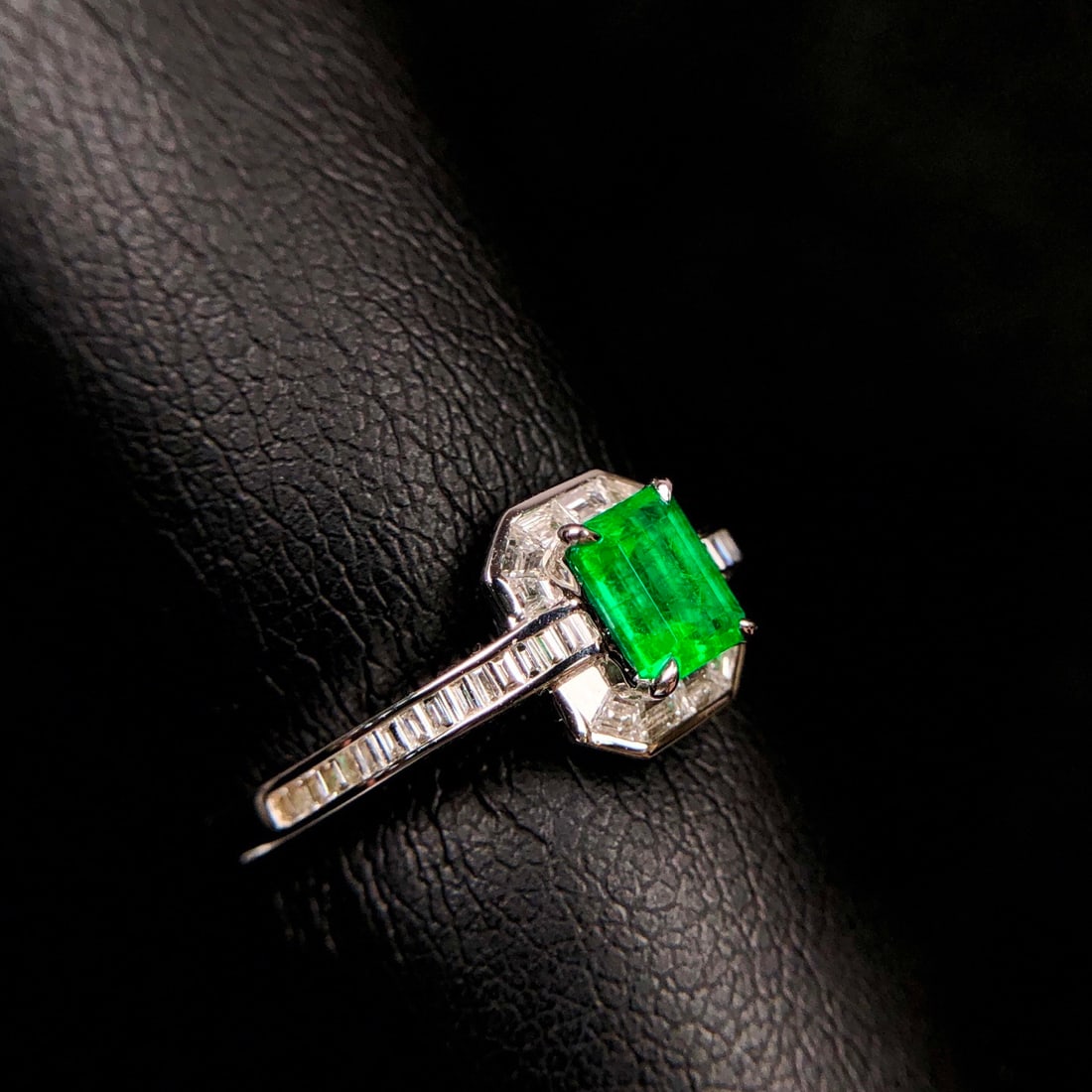 14k Gold 0.87 Ctw Natural Emerald & Diamond Ring - 3