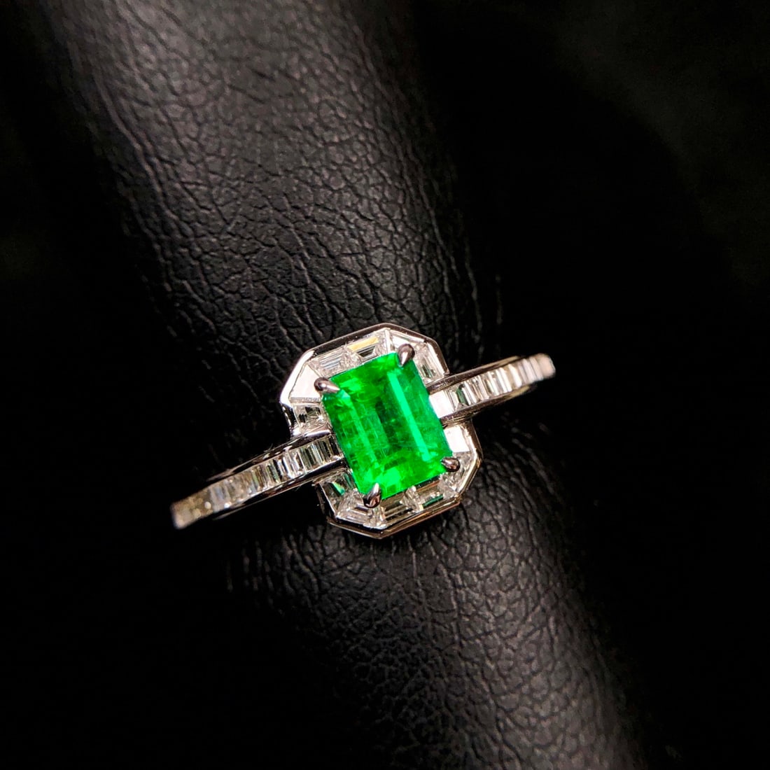 14k Gold 0.87 Ctw Natural Emerald & Diamond Ring - 4