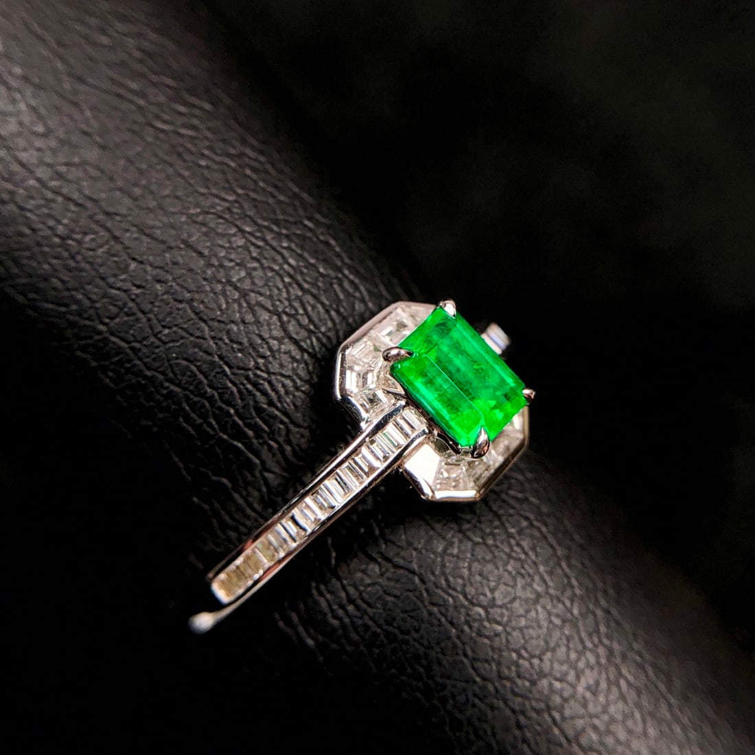 14k Gold 0.87 Ctw Natural Emerald & Diamond Ring - 5