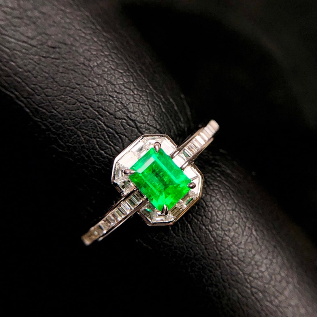 14k Gold 0.87 Ctw Natural Emerald & Diamond Ring - 6