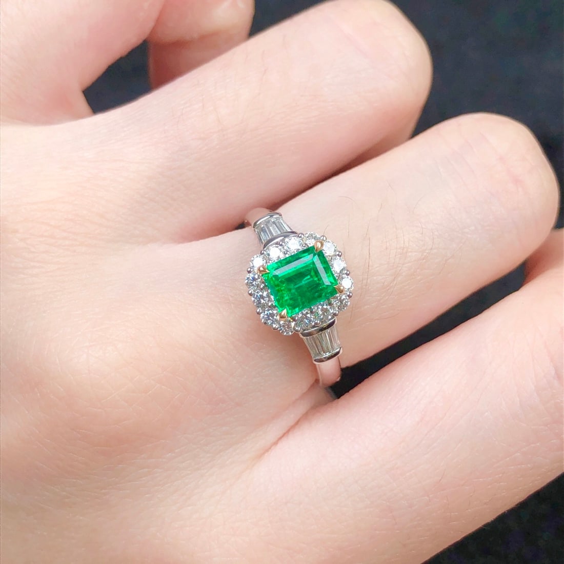 14k Gold 0.87 Ctw Natural Emerald & Diamond Ring - 8