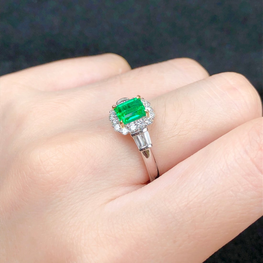 14k Gold 0.87 Ctw Natural Emerald & Diamond Ring - 9