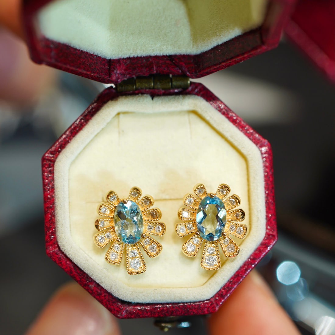 14k Gold 0.8 Ct Natural Aquamarine & Diamond Earrings: Ref:231152165 // gold content:14k gold // main gemstone:aquamarine // shape:oval // carat weight:0. 8ct // color:blue // treatment:natural // // adjacent gemstone 2 : diamond // shape:round //