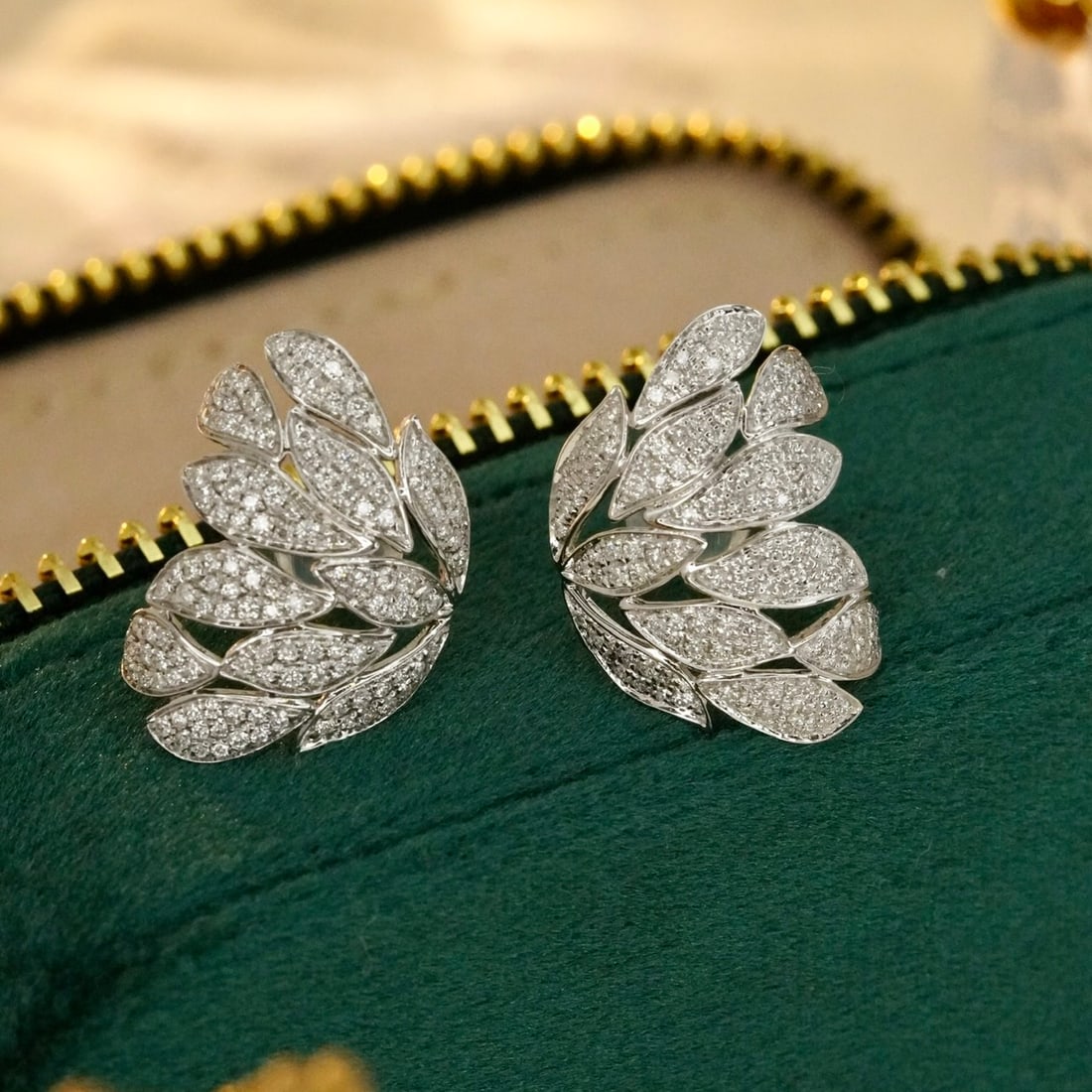 14k Gold 0.9 Ct Natural H Diamond Earrings: Ref:231152190 // gold content:14k gold // main gemstone:diamond // shape:round // carat weight:0. 9ct // clarity grade:vs-si // color:h // treatment:natural // cut grade:g // Condition: New Low Estima
