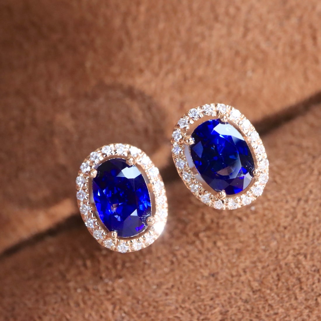 14k Gold 1.40 Ctw Natural Sapphire & Diamond Earrings: Ref:231152192 // gold content:14k gold // main gemstone:sapphire // shape:oval // carat weight:1. 28ct // color:blue // treatment:natural // // adjacent gemstone 2 : diamond // shape:round // carat