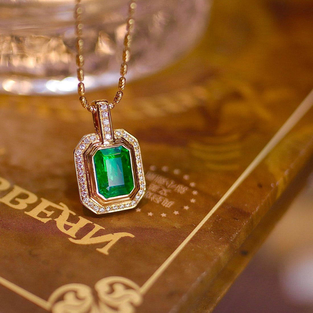 14k Gold 1.81 Ctw Vivid Green Natural Emerald & Diamond Necklace: Ref:231152193 // gold content:14k gold // main gemstone:emerald // shape:octagonal // carat weight:1. 64ct // color:vivid green // treatment:natural // // adjacent gemstone 2 : diamond // shape:round