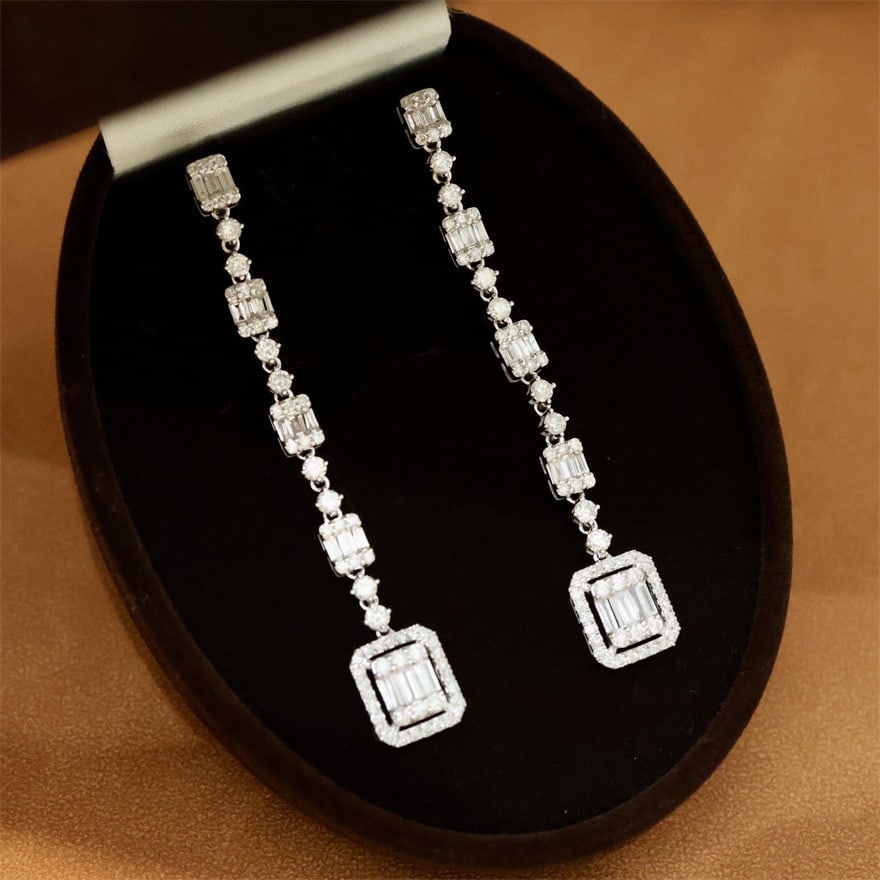 14k Gold 2 Ct Natural H Diamond Earrings: Ref:231152205 // gold content:14k gold // main gemstone:diamond // shape:multiple // carat weight:2ct // clarity grade:vs-si // color:h // treatment:natural // Condition: New Low Estimate: 8800 High