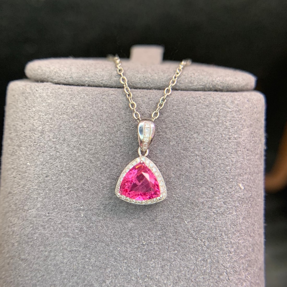 14k Gold 0.95 Ct Natural Spinel & Diamond Pendant( Without Chain ): Ref:231152218 // gold content:14k gold // main gemstone:spinel // shape:triangle // carat weight:0. 95ct // color:pink // treatment:natural // // adjacent gemstone 2 : diamond // shape:round //