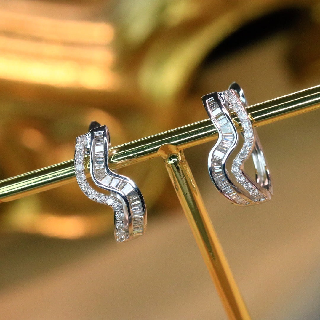 14k Gold 0.52 Ct Natural H Diamond Earrings: Ref:231152226 // gold content:14k gold // main gemstone:diamond // shape:multiple // carat weight:0. 52ct // clarity grade:vs-si // color:h // treatment:natural // Low Estimate: 2600 Condition: New