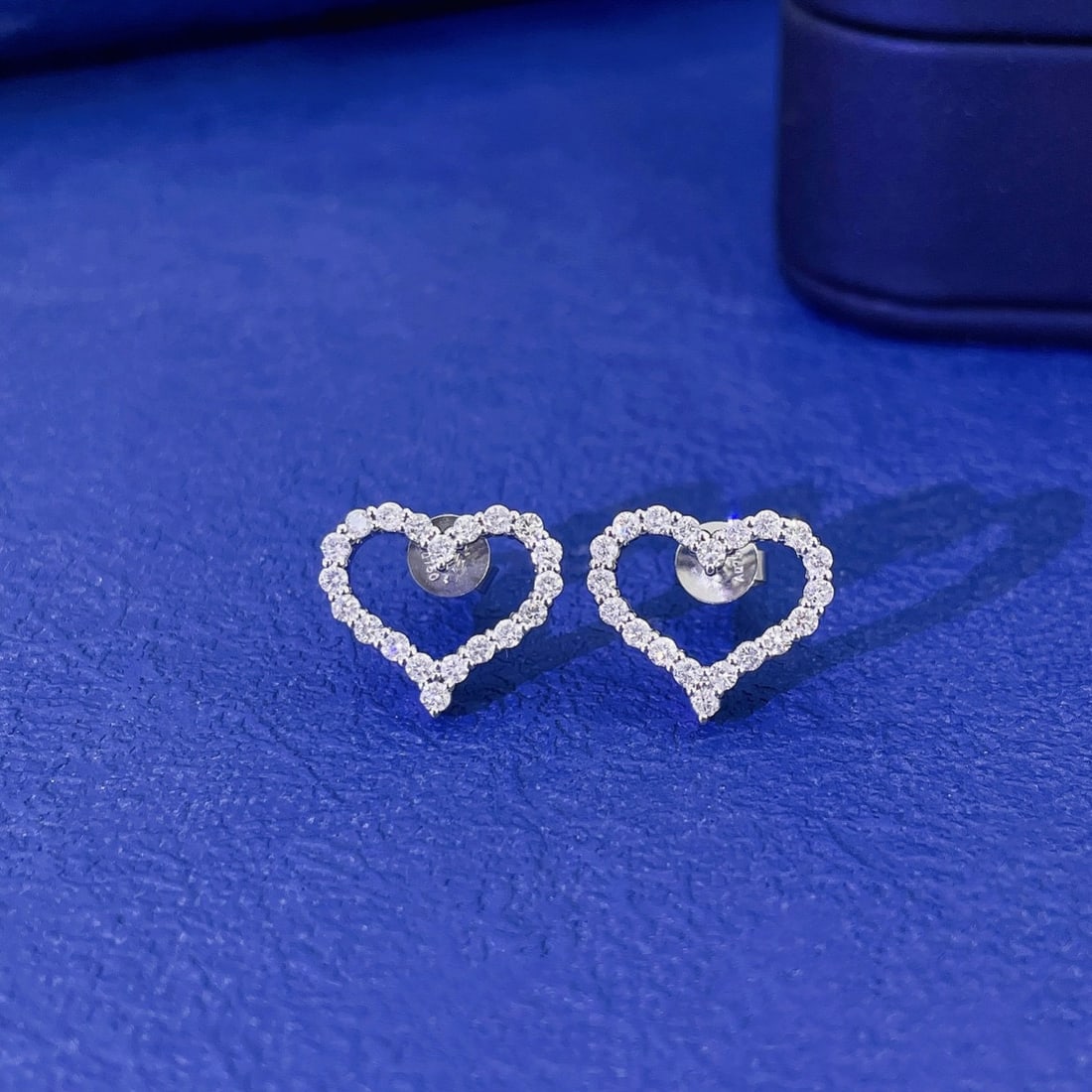 14k Gold 0.54 Ct Natural H Diamond Earrings: Ref:231152267 // gold content:14k gold // main gemstone:diamond // shape:round // carat weight:0. 54ct // clarity grade:vs-si // color:h // treatment:natural // cut grade:g // Low Estimate: 2400 Condi