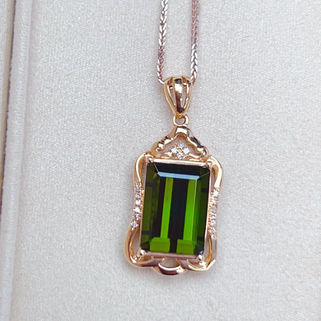 14k Gold 4.05 Ctw Natural Tourmaline & Diamond Pendant( Without Chain ): Ref:231152306 // gold content:14k gold // main gemstone:tourmaline // shape:octagonal // carat weight:4ct // color:green // treatment:natural // // adjacent gemstone 2 : diamond // number of