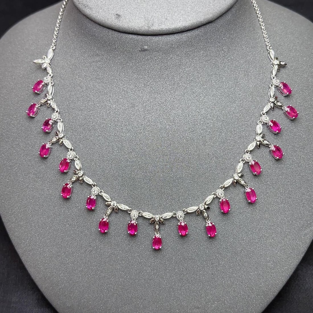 14k Gold 5.89 Ct Natural Ruby & Sapphire Necklace: Ref:231152315 // gold content:14k gold // main gemstone:ruby // shape:oval // carat weight:5. 89ct // color:red // treatment:natural // // adjacent gemstone 2 : sapphire // number of stones:54 //
