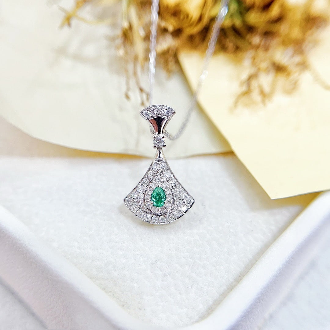 14k Gold 0.35 Ctw Natural Green Diamond & Diamond Necklace: Ref:231152316 // gold content:14k gold // main gemstone:green diamond // shape:pear // carat weight:0. 07ct // color:green // treatment:natural // // adjacent gemstone 2 : diamond // shape:round //