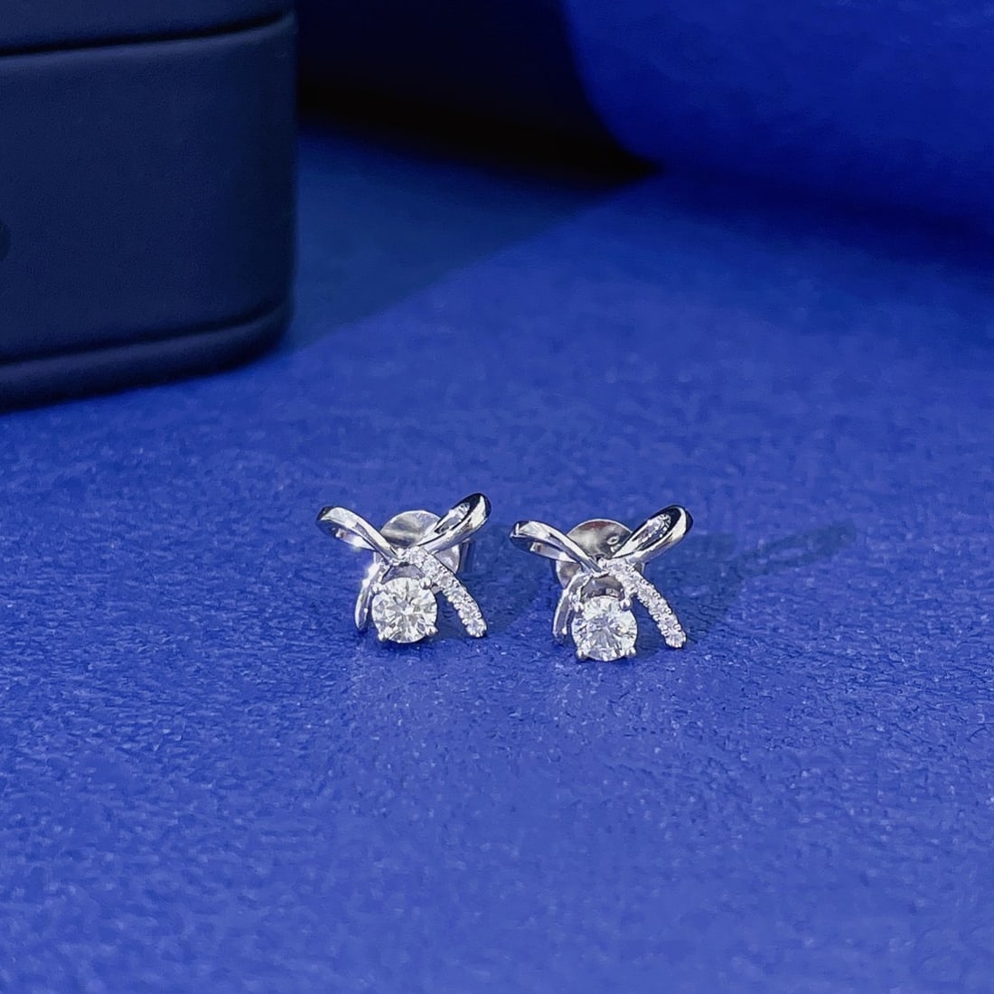 14k Gold 0.28 Ctw Natural H Diamond Earrings: Ref:231152317 // gold content:14k gold // main gemstone:diamond // shape:round // carat weight:0. 24ct // clarity grade:vs-si // color:h // treatment:natural // cut grade:g // // adjacent gemstone 2 :