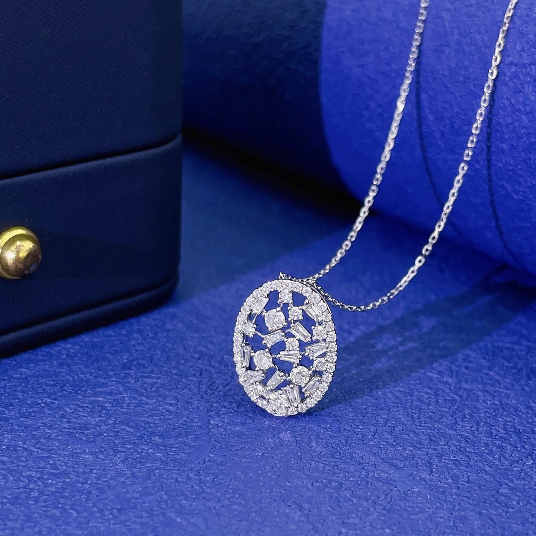 14k Gold 0.58 Ctw Natural H Diamond Necklace: Ref:231152329 // gold content:14k gold // main gemstone:diamond // shape:baguette // carat weight:0. 18ct // clarity grade:vs-si // color:h // treatment:natural // // adjacent gemstone 2 : diamond //