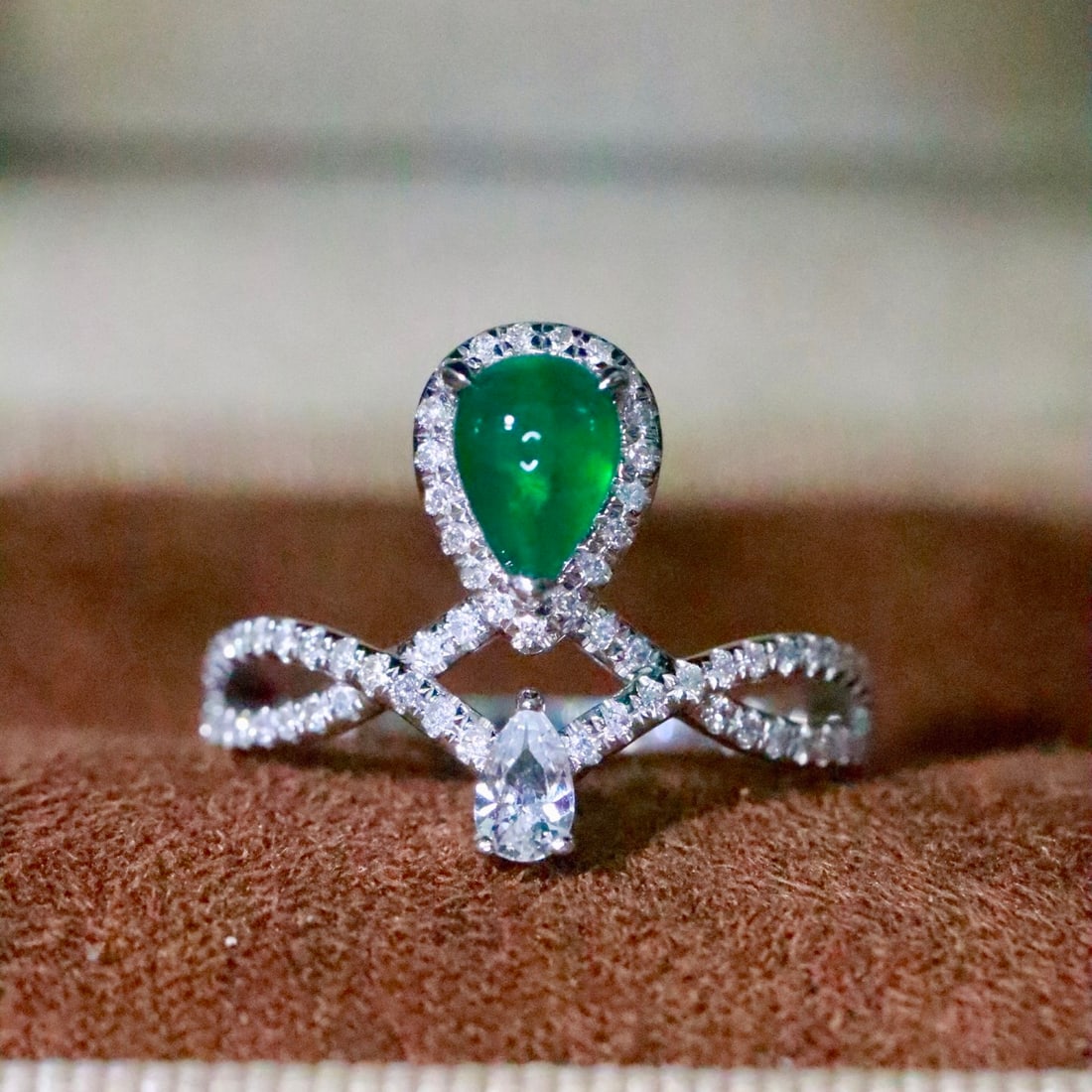 14k Gold 0.81 Ctw Natural Emerald & Diamond Ring: Ref:231152336 // gold content:14k gold // ring size:7. 25us // // main gemstone:emerald // shape:pear // carat weight:0. 56ct // color:green // treatment:natural // // adjacent gemstone 2 : diamond