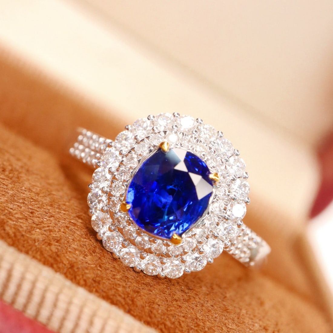 14k Gold 1.65 Ctw Vivid Blue Natural Sapphire & Diamond Ring: Ref:231152345 // gold content:14k gold // ring size:7. 25us // // main gemstone:sapphire // shape:oval // carat weight:1. 15ct // color:vivid blue // treatment:natural // // adjacent gemstone 2 : diam