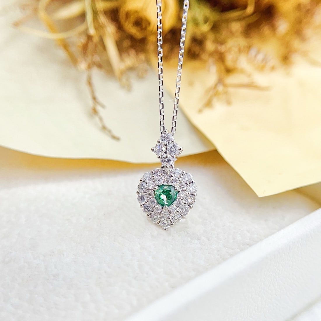 14k Gold 0.56 Ctw Natural Green Diamond & Diamond Necklace: Ref:231152357 // gold content:14k gold // main gemstone:green diamond // shape:heart // carat weight:0. 15ct // color:green // treatment:natural // // adjacent gemstone 2 : diamond // shape:round //