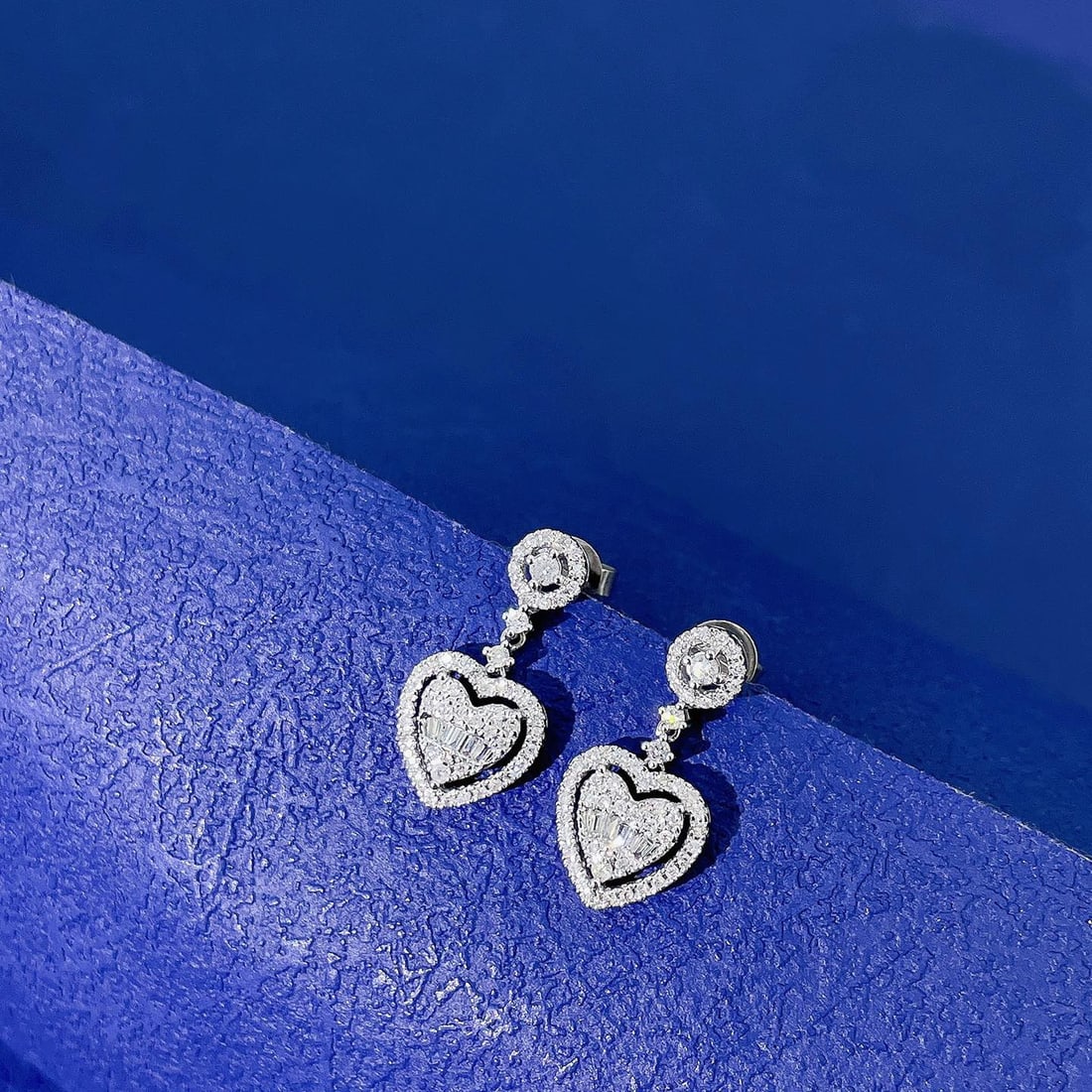 14k Gold 0.36 Ctw Natural H Diamond Earrings: Ref:231152387 // gold content:14k gold // main gemstone:diamond // shape:baguette // carat weight:0. 04ct // clarity grade:vs-si // color:h // treatment:natural // // adjacent gemstone 2 : diamond // 