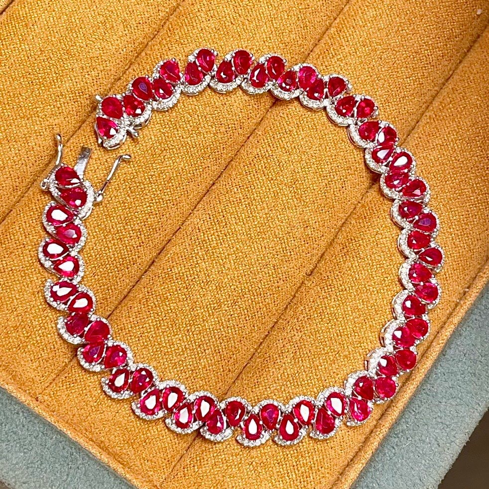 14k Gold 11 Ct Natural Ruby & Diamond Bracelet: Ref:231152404 // gold content:14k gold // main gemstone:ruby // shape:pear // carat weight:11ct // color:red // treatment:natural // // adjacent gemstone 2 : diamond // number of stones:388 // shape:r