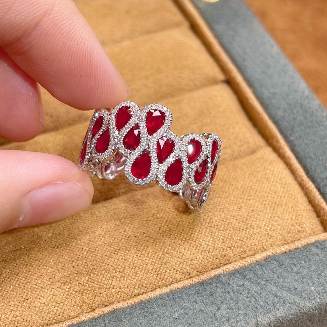14k Gold 4.5 Ct Vivid Red Natural Ruby & Diamond Ring - 2