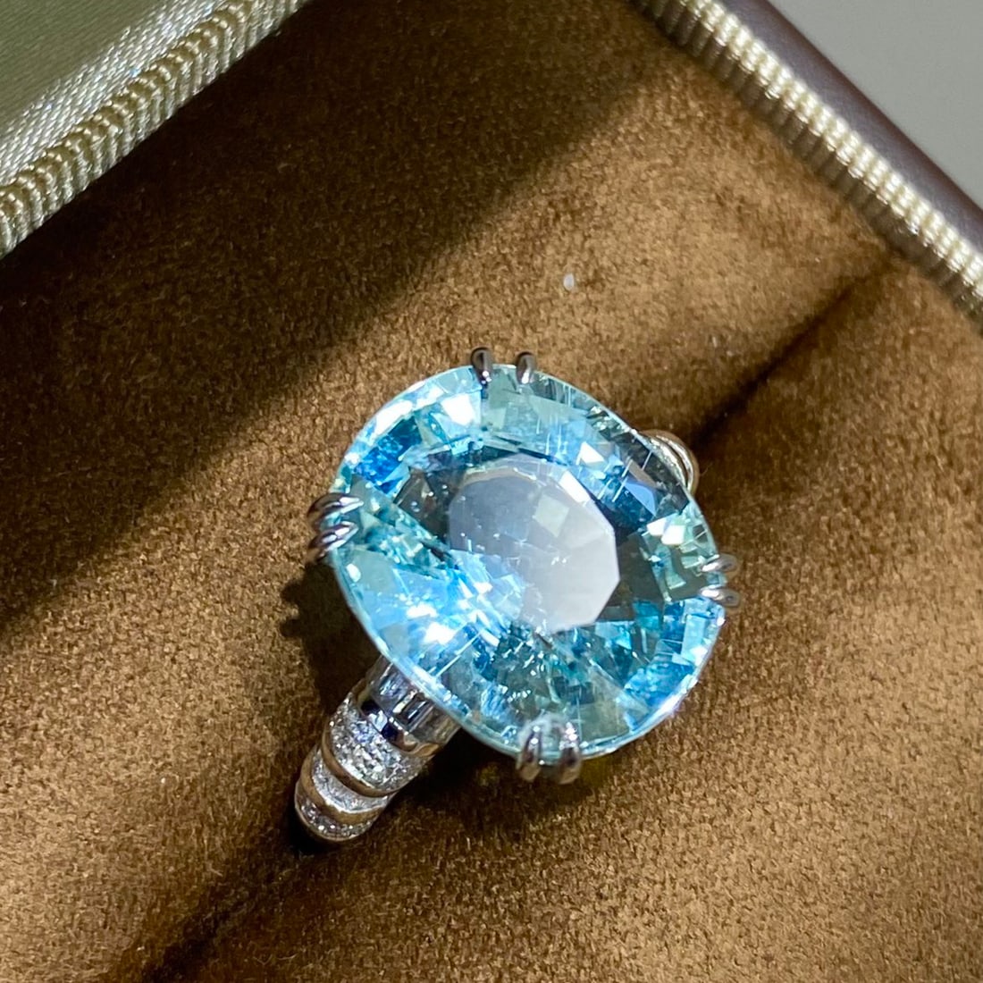 14k Gold 9.35 Ctw Natural Aquamarine & Diamond Ring: Ref:231152416 // gold content:14k gold // ring size:7. 25us // // main gemstone:aquamarine // shape:oval // carat weight:9ct // color:blue // treatment:natural // // adjacent gemstone 2 : diamond //